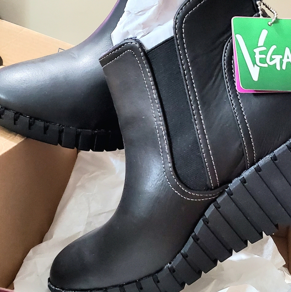 Skechers Pier Ave- Mid-Day Black Boots. Air-Cooled Memory Foam comfort insole